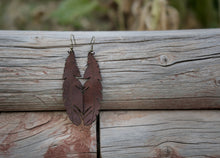 Cargar imagen en el visor de la galería, Arete de plumas